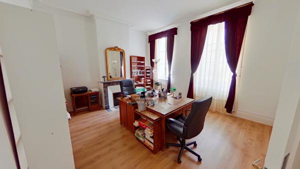 Maison bourgeoise en Pierre 5 chambres Jardin Garage Cave Bordeaux Croix Blanche 6 pièce(s) 154.16 m2