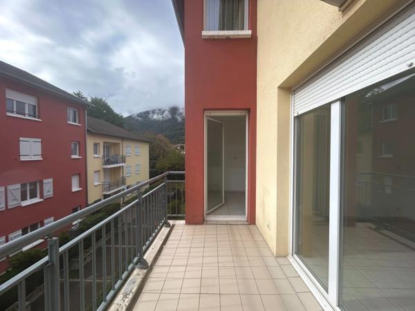 Dpt Haute Savoie (74), à vendre FAVERGES appartement T3 ( 67 m2) 2ème étage avec terrasse et vue.