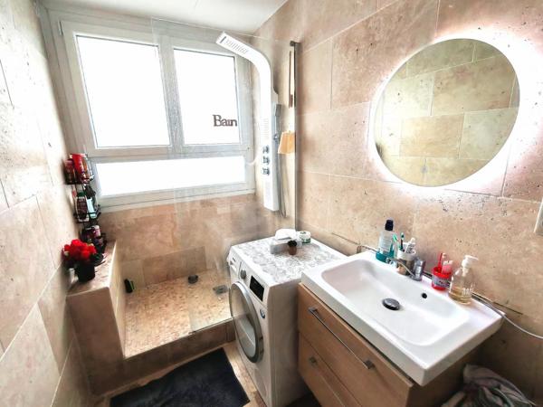 Résidence ravalée et isolée, grand 3 pièces en rez-de-chaussée.