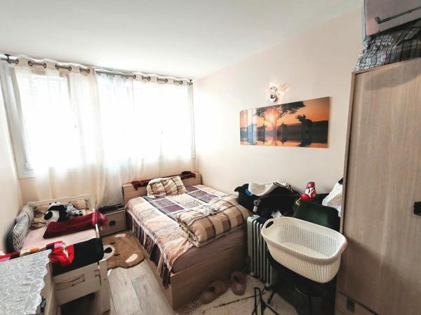 Résidence ravalée et isolée, grand 3 pièces en rez-de-chaussée.