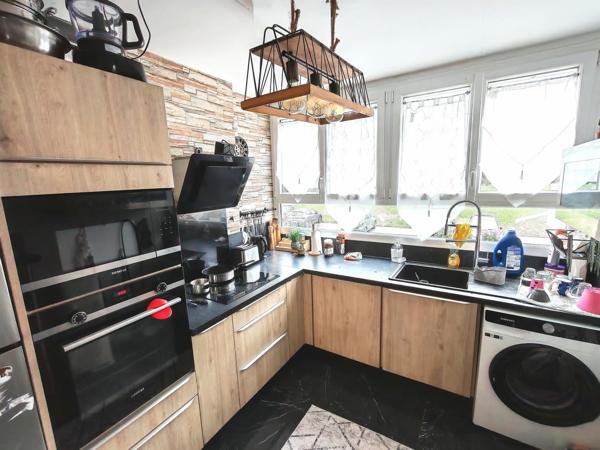 Résidence ravalée et isolée, grand 3 pièces en rez-de-chaussée.