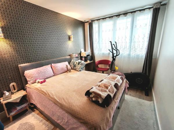 Résidence ravalée et isolée, grand 3 pièces en rez-de-chaussée.