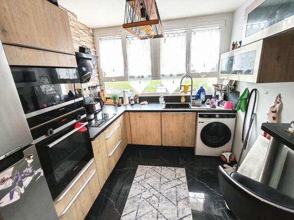 Résidence ravalée et isolée, grand 3 pièces en rez-de-chaussée.