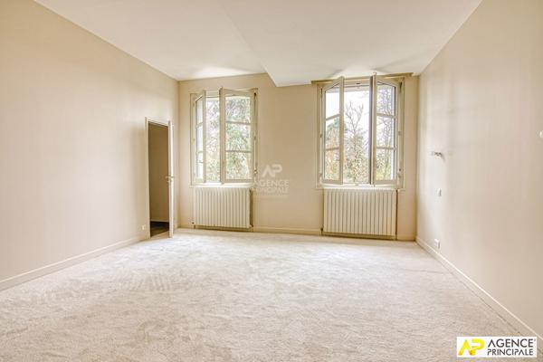 Versailles Glatigny Appartement d'exception duplex 6 pièces 155.44 m² carrez situé au 1er et dernier étage d'une propriété divisée "La Villa Romaine" . En dépendance : 2 caves, chambre de service, jardin privatif et place de parking €1 395 000 ** - Référence 27208