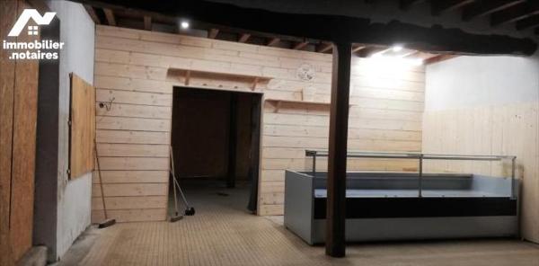 VIC-FEZENSAC, immeuble avec local commercial .