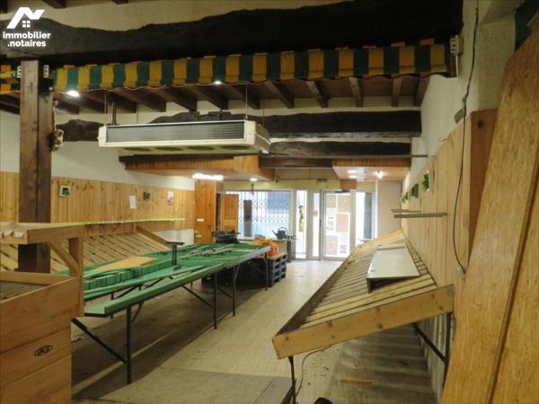 VIC-FEZENSAC, immeuble avec local commercial .
