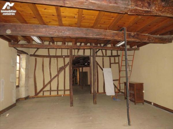 VIC-FEZENSAC, immeuble avec local commercial .