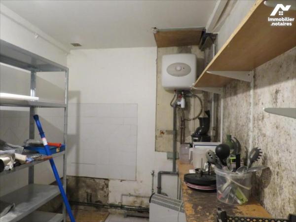 VIC-FEZENSAC, immeuble avec local commercial .