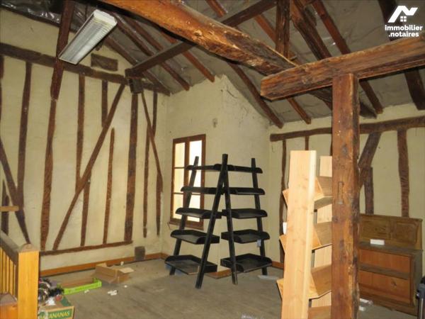 VIC-FEZENSAC, immeuble avec local commercial .