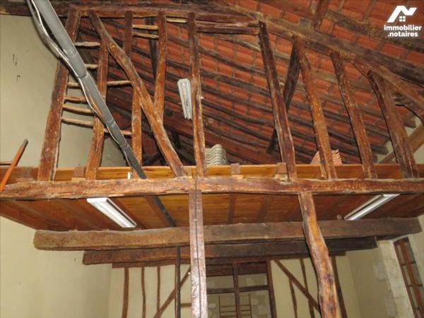 VIC-FEZENSAC, immeuble avec local commercial .