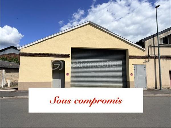 Situé à Charleville-Mézières, ce local à usage d'activités commerciales ou industrielles développe une surface totale de 484 m² et offre de nombreuses possibilités d'exploitation.

Le bien se compose d'un vaste espace entrepôt, de bureaux aménagés ainsi que d'une mezzanine permettant d'optimiser les surfaces de stockage ou de travail.

L'accès est particulièrement adapté aux professionnels grâce à une grande porte sectionnelle de 6 mètres de largeur et 4,20 mètres de hauteur, facilitant l'entrée et les manœuvres des camions et véhicules utilitaires.

Caractéristiques :
•	Surface totale : 484 m²
•	Entrepôt
•	Espaces bureaux
•	Mezzanine
•	Porte d'accès : largeur 6 m / hauteur 4,20 m
•	Taxe foncière : 2 185 €

Ce local conviendra parfaitement à une activité artisanale, industrielle, commerciale, logistique ou de stockage.

Pour tout renseignement complémentaire ou pour organiser une visite, contactez-moi.