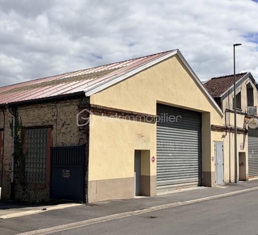 Situé à Charleville-Mézières, ce local à usage d'activités commerciales ou industrielles développe une surface totale de 484 m² et offre de nombreuses possibilités d'exploitation.

Le bien se compose d'un vaste espace entrepôt, de bureaux aménagés ainsi que d'une mezzanine permettant d'optimiser les surfaces de stockage ou de travail.

L'accès est particulièrement adapté aux professionnels grâce à une grande porte sectionnelle de 6 mètres de largeur et 4,20 mètres de hauteur, facilitant l'entrée et les manœuvres des camions et véhicules utilitaires.

Caractéristiques :
•	Surface totale : 484 m²
•	Entrepôt
•	Espaces bureaux
•	Mezzanine
•	Porte d'accès : largeur 6 m / hauteur 4,20 m
•	Taxe foncière : 2 185 €

Ce local conviendra parfaitement à une activité artisanale, industrielle, commerciale, logistique ou de stockage.

Pour tout renseignement complémentaire ou pour organiser une visite, contactez-moi.