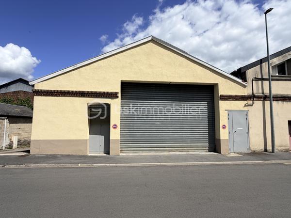 Situé à Charleville-Mézières, ce local à usage d'activités commerciales ou industrielles développe une surface totale de 484 m² et offre de nombreuses possibilités d'exploitation.

Le bien se compose d'un vaste espace entrepôt, de bureaux aménagés ainsi que d'une mezzanine permettant d'optimiser les surfaces de stockage ou de travail.

L'accès est particulièrement adapté aux professionnels grâce à une grande porte sectionnelle de 6 mètres de largeur et 4,20 mètres de hauteur, facilitant l'entrée et les manœuvres des camions et véhicules utilitaires.

Caractéristiques :
•	Surface totale : 484 m²
•	Entrepôt
•	Espaces bureaux
•	Mezzanine
•	Porte d'accès : largeur 6 m / hauteur 4,20 m
•	Taxe foncière : 2 185 €

Ce local conviendra parfaitement à une activité artisanale, industrielle, commerciale, logistique ou de stockage.

Pour tout renseignement complémentaire ou pour organiser une visite, contactez-moi.