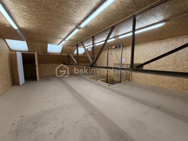 Situé à Charleville-Mézières, ce local à usage d'activités commerciales ou industrielles développe une surface totale de 484 m² et offre de nombreuses possibilités d'exploitation.

Le bien se compose d'un vaste espace entrepôt, de bureaux aménagés ainsi que d'une mezzanine permettant d'optimiser les surfaces de stockage ou de travail.

L'accès est particulièrement adapté aux professionnels grâce à une grande porte sectionnelle de 6 mètres de largeur et 4,20 mètres de hauteur, facilitant l'entrée et les manœuvres des camions et véhicules utilitaires.

Caractéristiques :
•	Surface totale : 484 m²
•	Entrepôt
•	Espaces bureaux
•	Mezzanine
•	Porte d'accès : largeur 6 m / hauteur 4,20 m
•	Taxe foncière : 2 185 €

Ce local conviendra parfaitement à une activité artisanale, industrielle, commerciale, logistique ou de stockage.

Pour tout renseignement complémentaire ou pour organiser une visite, contactez-moi.