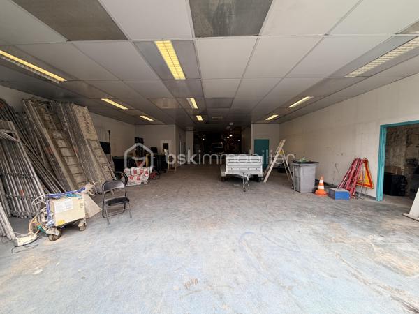 Situé à Charleville-Mézières, ce local à usage d'activités commerciales ou industrielles développe une surface totale de 484 m² et offre de nombreuses possibilités d'exploitation.

Le bien se compose d'un vaste espace entrepôt, de bureaux aménagés ainsi que d'une mezzanine permettant d'optimiser les surfaces de stockage ou de travail.

L'accès est particulièrement adapté aux professionnels grâce à une grande porte sectionnelle de 6 mètres de largeur et 4,20 mètres de hauteur, facilitant l'entrée et les manœuvres des camions et véhicules utilitaires.

Caractéristiques :
•	Surface totale : 484 m²
•	Entrepôt
•	Espaces bureaux
•	Mezzanine
•	Porte d'accès : largeur 6 m / hauteur 4,20 m
•	Taxe foncière : 2 185 €

Ce local conviendra parfaitement à une activité artisanale, industrielle, commerciale, logistique ou de stockage.

Pour tout renseignement complémentaire ou pour organiser une visite, contactez-moi.