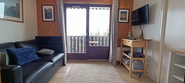 Appartement Lumineux avec Vue Imprenable sur le Lac Léman, entièrement Rénové et Idéalement Situé !