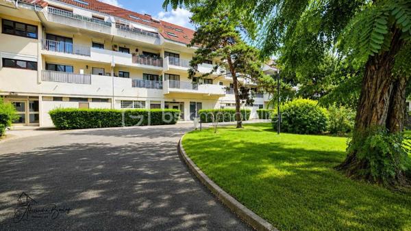 À deux pas de toutes les commodités, découvrez ce superbe appartement en duplex de 64m² (77m² au sol) situé au 3ème étage sans ascenseur, entièrement rénové avec goût, offrant des prestations modernes dans une résidence parfaitement entretenue et sécurisée.

Dès l'entrée, située au rez-de-chaussée, vous découvrirez deux belles chambres, une salle de bains moderne ainsi qu'un WC indépendant, offrant un espace nuit parfaitement distinct de la pièce de vie et sans nuisance du voisinage. 

À l'étage, laissez-vous séduire par une magnifique pièce de vie baignée de lumière, bénéficiant d'une exposition plein sud. La cuisine ouverte, entièrement équipée, s'intègre parfaitement à cet espace chaleureux et convivial, idéal pour recevoir famille et amis, une pièce totalisant plus de 38m² au sol.

Pour compléter l'ensemble, vous profiterez également d'une cave ainsi que d'une place de stationnement couverte, de véritables atouts en centre-ville.

Côté copropriété, vous achetez en toute sérénité : le ravalement de façade a été voté et intégralement financé par le vendeur, tandis que la toiture a été refaite il y a seulement 4 ans.

Enfin, son emplacement est un véritable privilège : commerces, écoles et bus à seulement 1 minute à pied, ainsi que la gare T12 accessible en 5 minutes à pied.

Un appartement clé en main, lumineux, sans travaux, situé dans une résidence entretenue et idéalement placée. Une opportunité rare sur le secteur !

** Visite virtuelle sur demande après échange téléphonique **