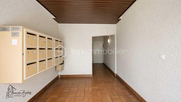 À deux pas de toutes les commodités, découvrez ce superbe appartement en duplex de 64m² (77m² au sol) situé au 3ème étage sans ascenseur, entièrement rénové avec goût, offrant des prestations modernes dans une résidence parfaitement entretenue et sécurisée.

Dès l'entrée, située au rez-de-chaussée, vous découvrirez deux belles chambres, une salle de bains moderne ainsi qu'un WC indépendant, offrant un espace nuit parfaitement distinct de la pièce de vie et sans nuisance du voisinage. 

À l'étage, laissez-vous séduire par une magnifique pièce de vie baignée de lumière, bénéficiant d'une exposition plein sud. La cuisine ouverte, entièrement équipée, s'intègre parfaitement à cet espace chaleureux et convivial, idéal pour recevoir famille et amis, une pièce totalisant plus de 38m² au sol.

Pour compléter l'ensemble, vous profiterez également d'une cave ainsi que d'une place de stationnement couverte, de véritables atouts en centre-ville.

Côté copropriété, vous achetez en toute sérénité : le ravalement de façade a été voté et intégralement financé par le vendeur, tandis que la toiture a été refaite il y a seulement 4 ans.

Enfin, son emplacement est un véritable privilège : commerces, écoles et bus à seulement 1 minute à pied, ainsi que la gare T12 accessible en 5 minutes à pied.

Un appartement clé en main, lumineux, sans travaux, situé dans une résidence entretenue et idéalement placée. Une opportunité rare sur le secteur !

** Visite virtuelle sur demande après échange téléphonique **