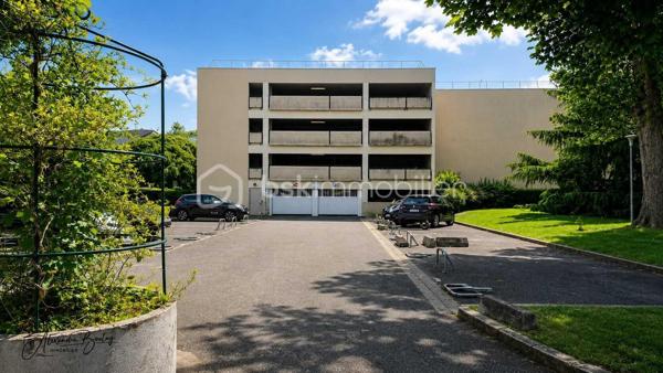 À deux pas de toutes les commodités, découvrez ce superbe appartement en duplex de 64m² (77m² au sol) situé au 3ème étage sans ascenseur, entièrement rénové avec goût, offrant des prestations modernes dans une résidence parfaitement entretenue et sécurisée.

Dès l'entrée, située au rez-de-chaussée, vous découvrirez deux belles chambres, une salle de bains moderne ainsi qu'un WC indépendant, offrant un espace nuit parfaitement distinct de la pièce de vie et sans nuisance du voisinage. 

À l'étage, laissez-vous séduire par une magnifique pièce de vie baignée de lumière, bénéficiant d'une exposition plein sud. La cuisine ouverte, entièrement équipée, s'intègre parfaitement à cet espace chaleureux et convivial, idéal pour recevoir famille et amis, une pièce totalisant plus de 38m² au sol.

Pour compléter l'ensemble, vous profiterez également d'une cave ainsi que d'une place de stationnement couverte, de véritables atouts en centre-ville.

Côté copropriété, vous achetez en toute sérénité : le ravalement de façade a été voté et intégralement financé par le vendeur, tandis que la toiture a été refaite il y a seulement 4 ans.

Enfin, son emplacement est un véritable privilège : commerces, écoles et bus à seulement 1 minute à pied, ainsi que la gare T12 accessible en 5 minutes à pied.

Un appartement clé en main, lumineux, sans travaux, situé dans une résidence entretenue et idéalement placée. Une opportunité rare sur le secteur !

** Visite virtuelle sur demande après échange téléphonique **