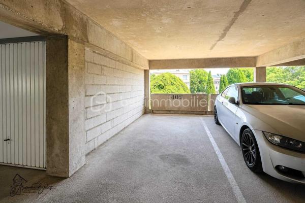 À deux pas de toutes les commodités, découvrez ce superbe appartement en duplex de 64m² (77m² au sol) situé au 3ème étage sans ascenseur, entièrement rénové avec goût, offrant des prestations modernes dans une résidence parfaitement entretenue et sécurisée.

Dès l'entrée, située au rez-de-chaussée, vous découvrirez deux belles chambres, une salle de bains moderne ainsi qu'un WC indépendant, offrant un espace nuit parfaitement distinct de la pièce de vie et sans nuisance du voisinage. 

À l'étage, laissez-vous séduire par une magnifique pièce de vie baignée de lumière, bénéficiant d'une exposition plein sud. La cuisine ouverte, entièrement équipée, s'intègre parfaitement à cet espace chaleureux et convivial, idéal pour recevoir famille et amis, une pièce totalisant plus de 38m² au sol.

Pour compléter l'ensemble, vous profiterez également d'une cave ainsi que d'une place de stationnement couverte, de véritables atouts en centre-ville.

Côté copropriété, vous achetez en toute sérénité : le ravalement de façade a été voté et intégralement financé par le vendeur, tandis que la toiture a été refaite il y a seulement 4 ans.

Enfin, son emplacement est un véritable privilège : commerces, écoles et bus à seulement 1 minute à pied, ainsi que la gare T12 accessible en 5 minutes à pied.

Un appartement clé en main, lumineux, sans travaux, situé dans une résidence entretenue et idéalement placée. Une opportunité rare sur le secteur !

** Visite virtuelle sur demande après échange téléphonique **