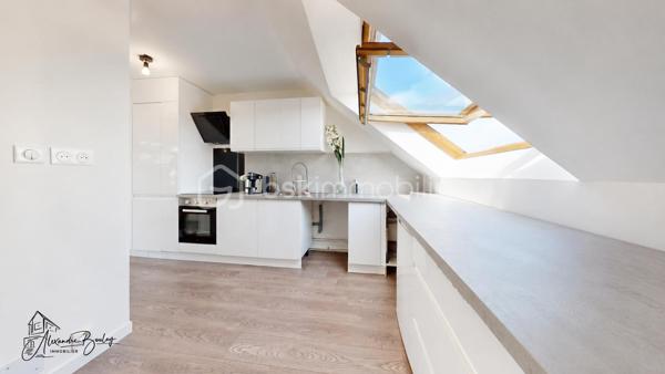 À deux pas de toutes les commodités, découvrez ce superbe appartement en duplex de 64m² (77m² au sol) situé au 3ème étage sans ascenseur, entièrement rénové avec goût, offrant des prestations modernes dans une résidence parfaitement entretenue et sécurisée.

Dès l'entrée, située au rez-de-chaussée, vous découvrirez deux belles chambres, une salle de bains moderne ainsi qu'un WC indépendant, offrant un espace nuit parfaitement distinct de la pièce de vie et sans nuisance du voisinage. 

À l'étage, laissez-vous séduire par une magnifique pièce de vie baignée de lumière, bénéficiant d'une exposition plein sud. La cuisine ouverte, entièrement équipée, s'intègre parfaitement à cet espace chaleureux et convivial, idéal pour recevoir famille et amis, une pièce totalisant plus de 38m² au sol.

Pour compléter l'ensemble, vous profiterez également d'une cave ainsi que d'une place de stationnement couverte, de véritables atouts en centre-ville.

Côté copropriété, vous achetez en toute sérénité : le ravalement de façade a été voté et intégralement financé par le vendeur, tandis que la toiture a été refaite il y a seulement 4 ans.

Enfin, son emplacement est un véritable privilège : commerces, écoles et bus à seulement 1 minute à pied, ainsi que la gare T12 accessible en 5 minutes à pied.

Un appartement clé en main, lumineux, sans travaux, situé dans une résidence entretenue et idéalement placée. Une opportunité rare sur le secteur !

** Visite virtuelle sur demande après échange téléphonique **