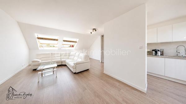 À deux pas de toutes les commodités, découvrez ce superbe appartement en duplex de 64m² (77m² au sol) situé au 3ème étage sans ascenseur, entièrement rénové avec goût, offrant des prestations modernes dans une résidence parfaitement entretenue et sécurisée.

Dès l'entrée, située au rez-de-chaussée, vous découvrirez deux belles chambres, une salle de bains moderne ainsi qu'un WC indépendant, offrant un espace nuit parfaitement distinct de la pièce de vie et sans nuisance du voisinage. 

À l'étage, laissez-vous séduire par une magnifique pièce de vie baignée de lumière, bénéficiant d'une exposition plein sud. La cuisine ouverte, entièrement équipée, s'intègre parfaitement à cet espace chaleureux et convivial, idéal pour recevoir famille et amis, une pièce totalisant plus de 38m² au sol.

Pour compléter l'ensemble, vous profiterez également d'une cave ainsi que d'une place de stationnement couverte, de véritables atouts en centre-ville.

Côté copropriété, vous achetez en toute sérénité : le ravalement de façade a été voté et intégralement financé par le vendeur, tandis que la toiture a été refaite il y a seulement 4 ans.

Enfin, son emplacement est un véritable privilège : commerces, écoles et bus à seulement 1 minute à pied, ainsi que la gare T12 accessible en 5 minutes à pied.

Un appartement clé en main, lumineux, sans travaux, situé dans une résidence entretenue et idéalement placée. Une opportunité rare sur le secteur !

** Visite virtuelle sur demande après échange téléphonique **