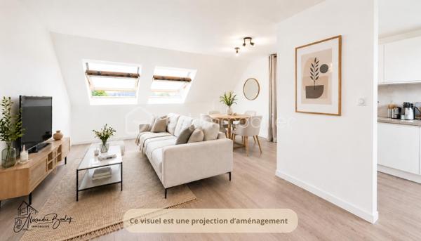 À deux pas de toutes les commodités, découvrez ce superbe appartement en duplex de 64m² (77m² au sol) situé au 3ème étage sans ascenseur, entièrement rénové avec goût, offrant des prestations modernes dans une résidence parfaitement entretenue et sécurisée.

Dès l'entrée, située au rez-de-chaussée, vous découvrirez deux belles chambres, une salle de bains moderne ainsi qu'un WC indépendant, offrant un espace nuit parfaitement distinct de la pièce de vie et sans nuisance du voisinage. 

À l'étage, laissez-vous séduire par une magnifique pièce de vie baignée de lumière, bénéficiant d'une exposition plein sud. La cuisine ouverte, entièrement équipée, s'intègre parfaitement à cet espace chaleureux et convivial, idéal pour recevoir famille et amis, une pièce totalisant plus de 38m² au sol.

Pour compléter l'ensemble, vous profiterez également d'une cave ainsi que d'une place de stationnement couverte, de véritables atouts en centre-ville.

Côté copropriété, vous achetez en toute sérénité : le ravalement de façade a été voté et intégralement financé par le vendeur, tandis que la toiture a été refaite il y a seulement 4 ans.

Enfin, son emplacement est un véritable privilège : commerces, écoles et bus à seulement 1 minute à pied, ainsi que la gare T12 accessible en 5 minutes à pied.

Un appartement clé en main, lumineux, sans travaux, situé dans une résidence entretenue et idéalement placée. Une opportunité rare sur le secteur !

** Visite virtuelle sur demande après échange téléphonique **