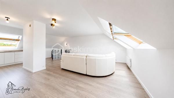 À deux pas de toutes les commodités, découvrez ce superbe appartement en duplex de 64m² (77m² au sol) situé au 3ème étage sans ascenseur, entièrement rénové avec goût, offrant des prestations modernes dans une résidence parfaitement entretenue et sécurisée.

Dès l'entrée, située au rez-de-chaussée, vous découvrirez deux belles chambres, une salle de bains moderne ainsi qu'un WC indépendant, offrant un espace nuit parfaitement distinct de la pièce de vie et sans nuisance du voisinage. 

À l'étage, laissez-vous séduire par une magnifique pièce de vie baignée de lumière, bénéficiant d'une exposition plein sud. La cuisine ouverte, entièrement équipée, s'intègre parfaitement à cet espace chaleureux et convivial, idéal pour recevoir famille et amis, une pièce totalisant plus de 38m² au sol.

Pour compléter l'ensemble, vous profiterez également d'une cave ainsi que d'une place de stationnement couverte, de véritables atouts en centre-ville.

Côté copropriété, vous achetez en toute sérénité : le ravalement de façade a été voté et intégralement financé par le vendeur, tandis que la toiture a été refaite il y a seulement 4 ans.

Enfin, son emplacement est un véritable privilège : commerces, écoles et bus à seulement 1 minute à pied, ainsi que la gare T12 accessible en 5 minutes à pied.

Un appartement clé en main, lumineux, sans travaux, situé dans une résidence entretenue et idéalement placée. Une opportunité rare sur le secteur !

** Visite virtuelle sur demande après échange téléphonique **