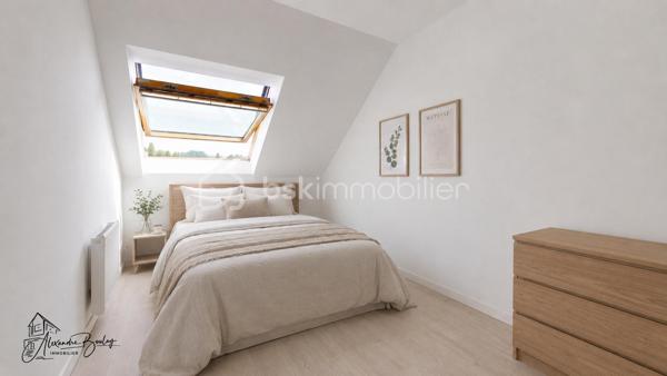 À deux pas de toutes les commodités, découvrez ce superbe appartement en duplex de 64m² (77m² au sol) situé au 3ème étage sans ascenseur, entièrement rénové avec goût, offrant des prestations modernes dans une résidence parfaitement entretenue et sécurisée.

Dès l'entrée, située au rez-de-chaussée, vous découvrirez deux belles chambres, une salle de bains moderne ainsi qu'un WC indépendant, offrant un espace nuit parfaitement distinct de la pièce de vie et sans nuisance du voisinage. 

À l'étage, laissez-vous séduire par une magnifique pièce de vie baignée de lumière, bénéficiant d'une exposition plein sud. La cuisine ouverte, entièrement équipée, s'intègre parfaitement à cet espace chaleureux et convivial, idéal pour recevoir famille et amis, une pièce totalisant plus de 38m² au sol.

Pour compléter l'ensemble, vous profiterez également d'une cave ainsi que d'une place de stationnement couverte, de véritables atouts en centre-ville.

Côté copropriété, vous achetez en toute sérénité : le ravalement de façade a été voté et intégralement financé par le vendeur, tandis que la toiture a été refaite il y a seulement 4 ans.

Enfin, son emplacement est un véritable privilège : commerces, écoles et bus à seulement 1 minute à pied, ainsi que la gare T12 accessible en 5 minutes à pied.

Un appartement clé en main, lumineux, sans travaux, situé dans une résidence entretenue et idéalement placée. Une opportunité rare sur le secteur !

** Visite virtuelle sur demande après échange téléphonique **