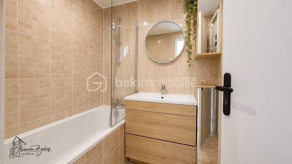 À deux pas de toutes les commodités, découvrez ce superbe appartement en duplex de 64m² (77m² au sol) situé au 3ème étage sans ascenseur, entièrement rénové avec goût, offrant des prestations modernes dans une résidence parfaitement entretenue et sécurisée.

Dès l'entrée, située au rez-de-chaussée, vous découvrirez deux belles chambres, une salle de bains moderne ainsi qu'un WC indépendant, offrant un espace nuit parfaitement distinct de la pièce de vie et sans nuisance du voisinage. 

À l'étage, laissez-vous séduire par une magnifique pièce de vie baignée de lumière, bénéficiant d'une exposition plein sud. La cuisine ouverte, entièrement équipée, s'intègre parfaitement à cet espace chaleureux et convivial, idéal pour recevoir famille et amis, une pièce totalisant plus de 38m² au sol.

Pour compléter l'ensemble, vous profiterez également d'une cave ainsi que d'une place de stationnement couverte, de véritables atouts en centre-ville.

Côté copropriété, vous achetez en toute sérénité : le ravalement de façade a été voté et intégralement financé par le vendeur, tandis que la toiture a été refaite il y a seulement 4 ans.

Enfin, son emplacement est un véritable privilège : commerces, écoles et bus à seulement 1 minute à pied, ainsi que la gare T12 accessible en 5 minutes à pied.

Un appartement clé en main, lumineux, sans travaux, situé dans une résidence entretenue et idéalement placée. Une opportunité rare sur le secteur !

** Visite virtuelle sur demande après échange téléphonique **