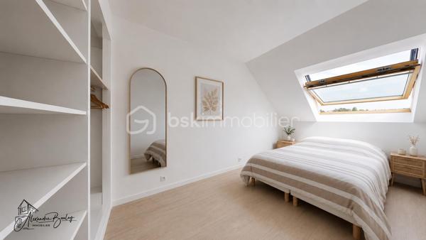 À deux pas de toutes les commodités, découvrez ce superbe appartement en duplex de 64m² (77m² au sol) situé au 3ème étage sans ascenseur, entièrement rénové avec goût, offrant des prestations modernes dans une résidence parfaitement entretenue et sécurisée.

Dès l'entrée, située au rez-de-chaussée, vous découvrirez deux belles chambres, une salle de bains moderne ainsi qu'un WC indépendant, offrant un espace nuit parfaitement distinct de la pièce de vie et sans nuisance du voisinage. 

À l'étage, laissez-vous séduire par une magnifique pièce de vie baignée de lumière, bénéficiant d'une exposition plein sud. La cuisine ouverte, entièrement équipée, s'intègre parfaitement à cet espace chaleureux et convivial, idéal pour recevoir famille et amis, une pièce totalisant plus de 38m² au sol.

Pour compléter l'ensemble, vous profiterez également d'une cave ainsi que d'une place de stationnement couverte, de véritables atouts en centre-ville.

Côté copropriété, vous achetez en toute sérénité : le ravalement de façade a été voté et intégralement financé par le vendeur, tandis que la toiture a été refaite il y a seulement 4 ans.

Enfin, son emplacement est un véritable privilège : commerces, écoles et bus à seulement 1 minute à pied, ainsi que la gare T12 accessible en 5 minutes à pied.

Un appartement clé en main, lumineux, sans travaux, situé dans une résidence entretenue et idéalement placée. Une opportunité rare sur le secteur !

** Visite virtuelle sur demande après échange téléphonique **
