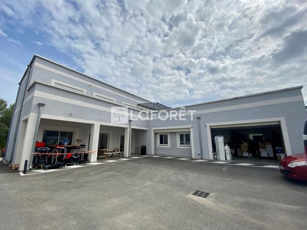 Location local commercial Saint-Mitre-les-Remparts - 220 m² - 2 800 € / mois