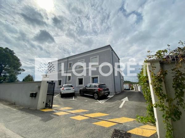 Location local commercial Saint-Mitre-les-Remparts - 220 m² - 2 800 € / mois