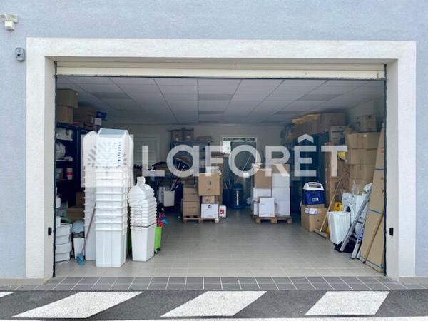 Location local commercial Saint-Mitre-les-Remparts - 220 m² - 2 800 € / mois