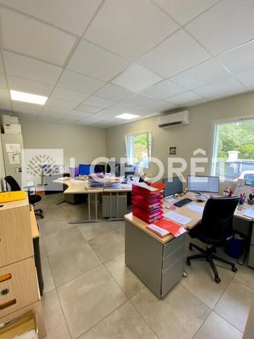 Location local commercial Saint-Mitre-les-Remparts - 220 m² - 2 800 € / mois