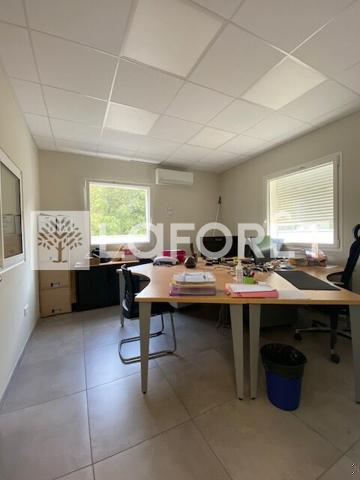 Location local commercial Saint-Mitre-les-Remparts - 220 m² - 2 800 € / mois