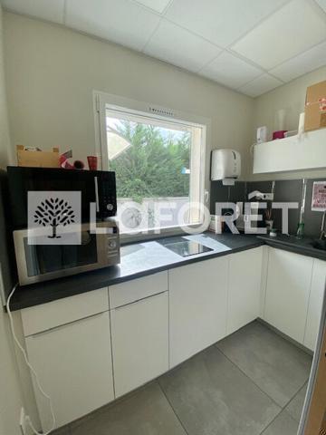 Location local commercial Saint-Mitre-les-Remparts - 220 m² - 2 800 € / mois