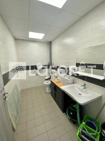 Location local commercial Saint-Mitre-les-Remparts - 220 m² - 2 800 € / mois