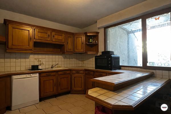 Immeuble local commercial + appartement centre de Jumeauville, Jumeauville 78580