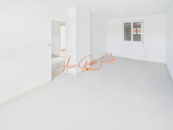 APPARTEMENT T3 , DERNIER ÉTAGE, CAVE ET GARAGE