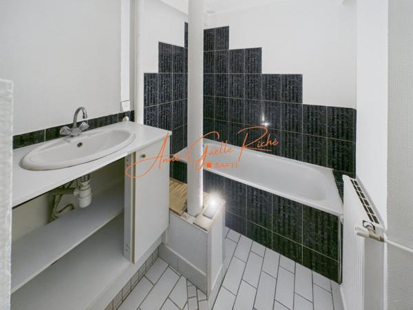 APPARTEMENT T3 , DERNIER ÉTAGE, CAVE ET GARAGE