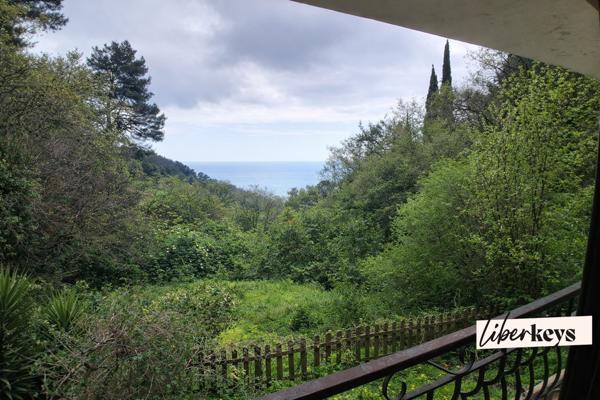 Villa provençale 230 m² | 10 pièces | 5 chambres | Terrain 1 900 m² | Écrin de verdure | Roquebrune-Cap-Martin