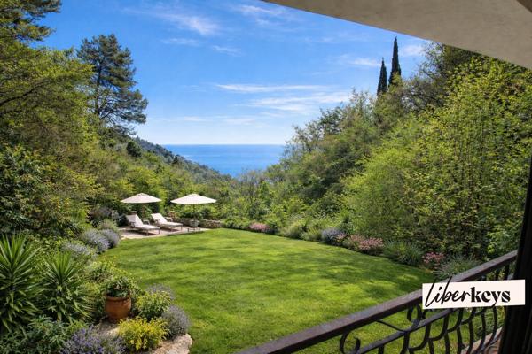 Villa provençale 230 m² | 10 pièces | 5 chambres | Terrain 1 900 m² | Écrin de verdure | Roquebrune-Cap-Martin
