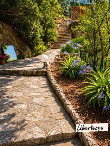 Villa provençale 230 m² | 10 pièces | 5 chambres | Terrain 1 900 m² | Écrin de verdure | Roquebrune-Cap-Martin