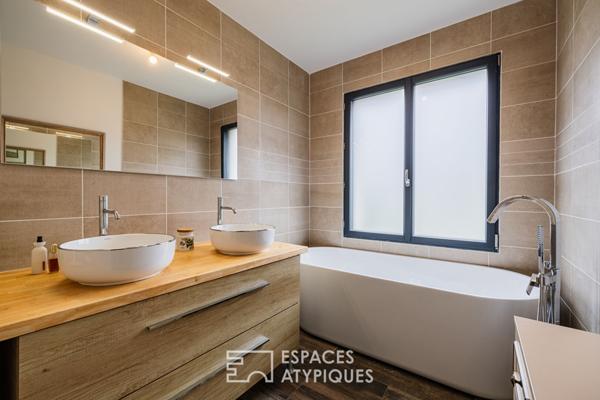 Maison récente en pierre de taille à l’esprit charentais