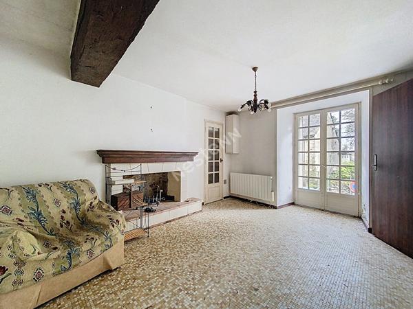 A VENDRE - Maison dans le bourg de Chambellay à rénover - beau potentiel - avec terrain et garage