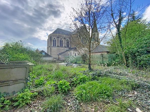 A VENDRE - Maison dans le bourg de Chambellay à rénover - beau potentiel - avec terrain et garage