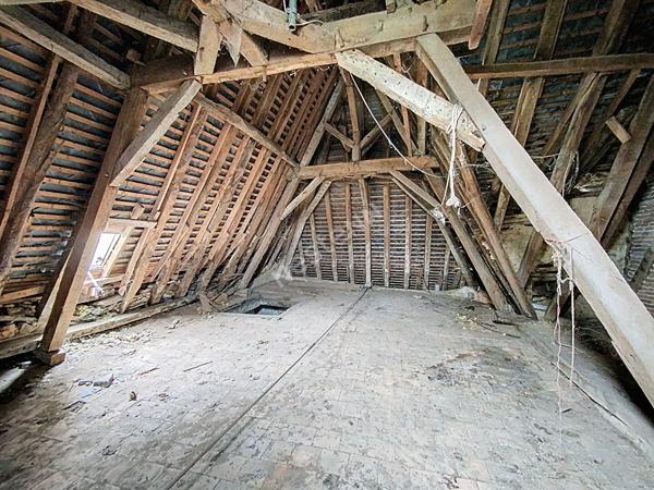 A VENDRE - Maison dans le bourg de Chambellay à rénover - beau potentiel - avec terrain et garage