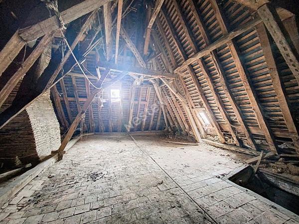 A VENDRE - Maison dans le bourg de Chambellay à rénover - beau potentiel - avec terrain et garage