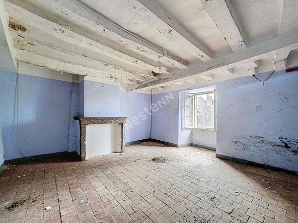 A VENDRE - Maison dans le bourg de Chambellay à rénover - beau potentiel - avec terrain et garage